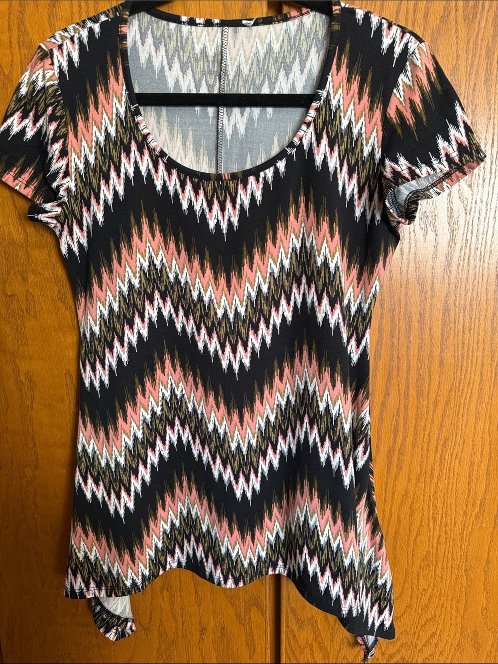 Women’s Scoop Neck Short Sleeve Top in Black and Coral Zigzag chest 17” x 26L